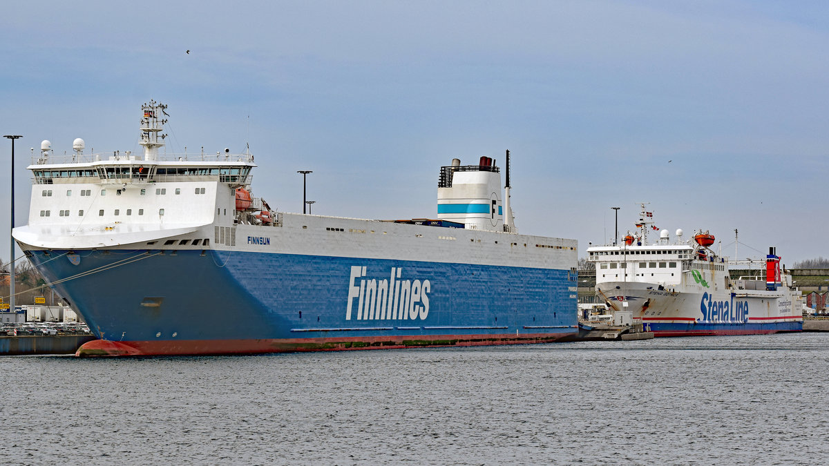 FINNSUN (IMO 9468918) und STENA GOTHICA (IMO 7826867) am 11.1.2020 in Lübeck-Travemünde