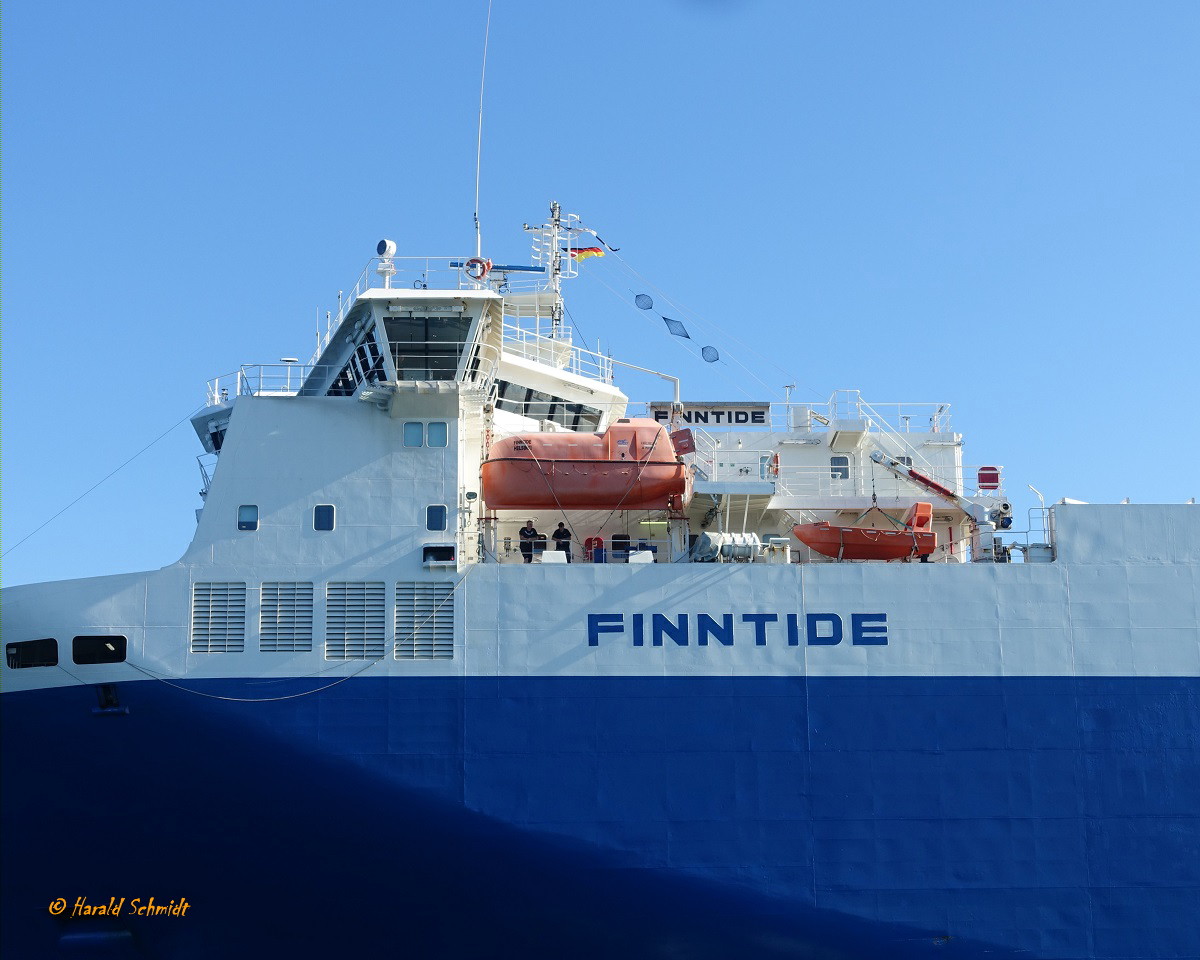 FINNTIDE (IMO 9468920) am 6.9.2023, Travemünde auslaufend, Detail: Brückenhaus /

RoRo-Fährschiff / BRZ 28.002  / Lüa 188,4 m, B 26,51m, Tg 6,9 m / 2 Diesel, Wärtsilä W8L46F, ges. 20.000 kW ( 27.200 PS), 1 Festpropeller,21 kn / lfd. Spurmeter: 3.245 m / gebaut  2012 bei Jinling-Werft, Nanjing, China / Eigentümer:  Finnlines-Gruppe, Helsinki / Flagge: Finnland, Heimathafen: Helsinki / 
