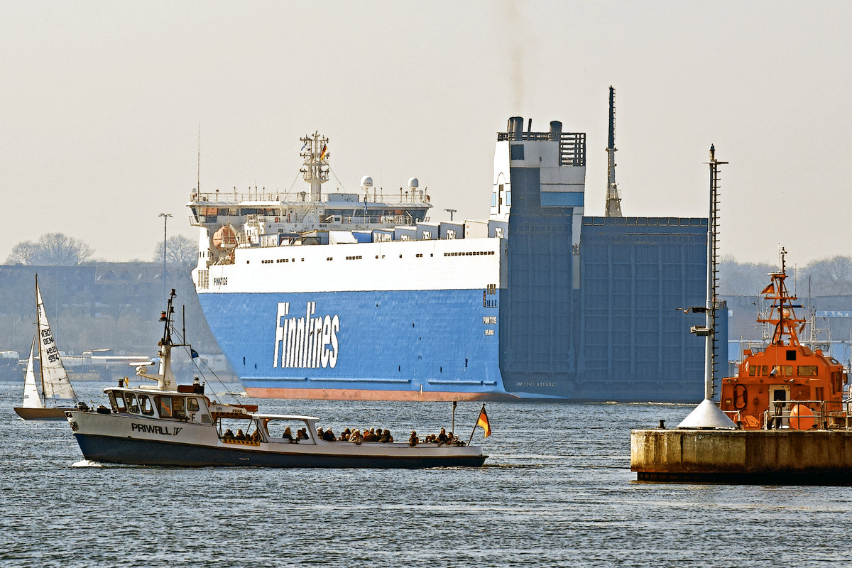 FINNTIDE (IMO 9468920)kurz vor Erreichen des Skandinavienkais in Lübeck-Travemünde. Im Vordergrund ist die Fähre PRIWALL IV zu erkennen, welche zurzeit zwischen der Nordermole und der Halbinsel Priwall verkehrt. Aufnahme vom 7.4.2019