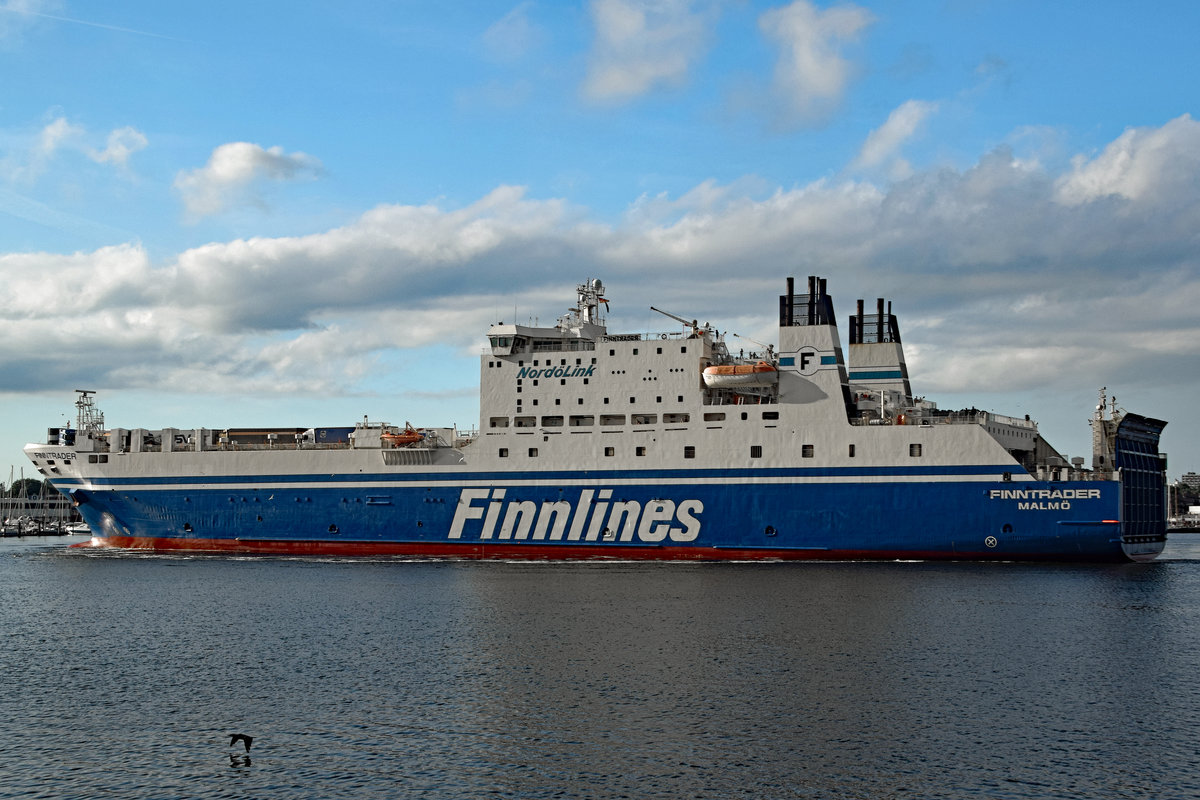 FINNTRADER (Finnlines) läuft in den Hafen von Lübeck-Travemünde ein. Aufnahme vom 29.07.2017