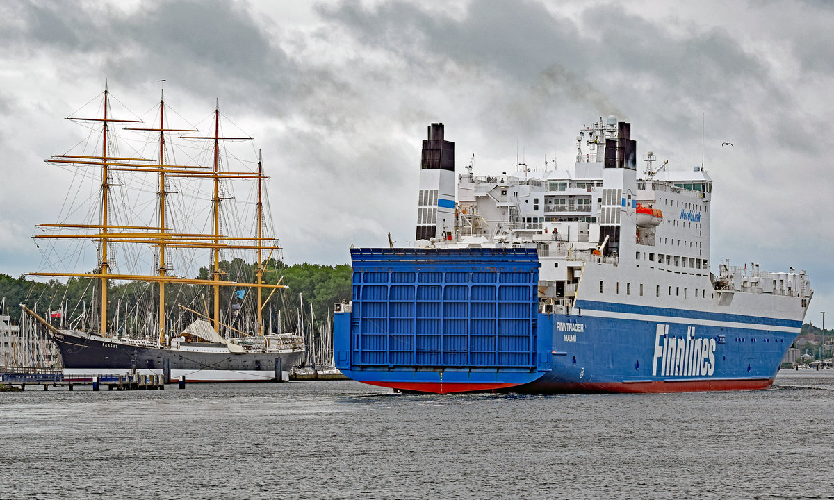 FINNTRADER (IMO 9017769) am 23.06.2018 in Lübeck-Travemünde einlaufend. Links im Bild: Viermastbark PASSAT