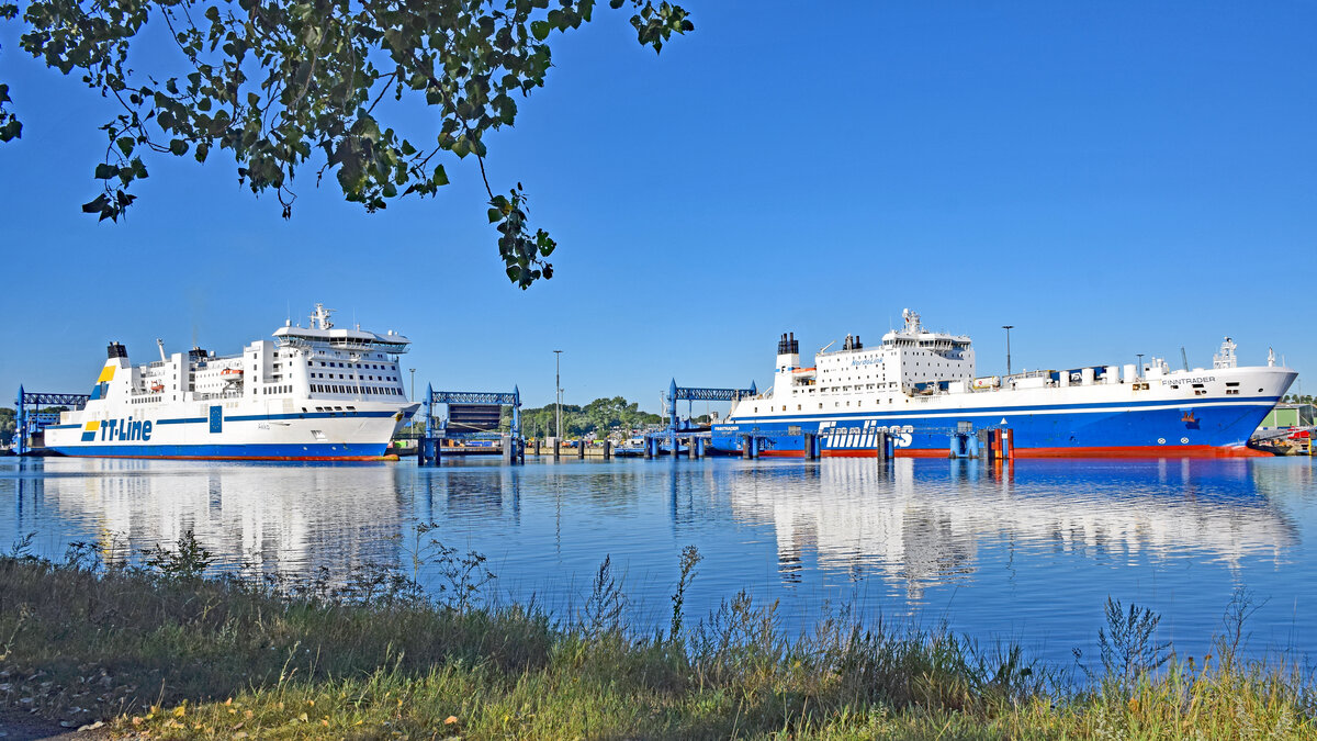 FINNTRADER (IMO 9017769, Finnlines) und AKKA (ex NILS HOLGERSSON, TT-Line) am 12.08.2022 beim Skandinavienkai in Lübeck-Travemünde