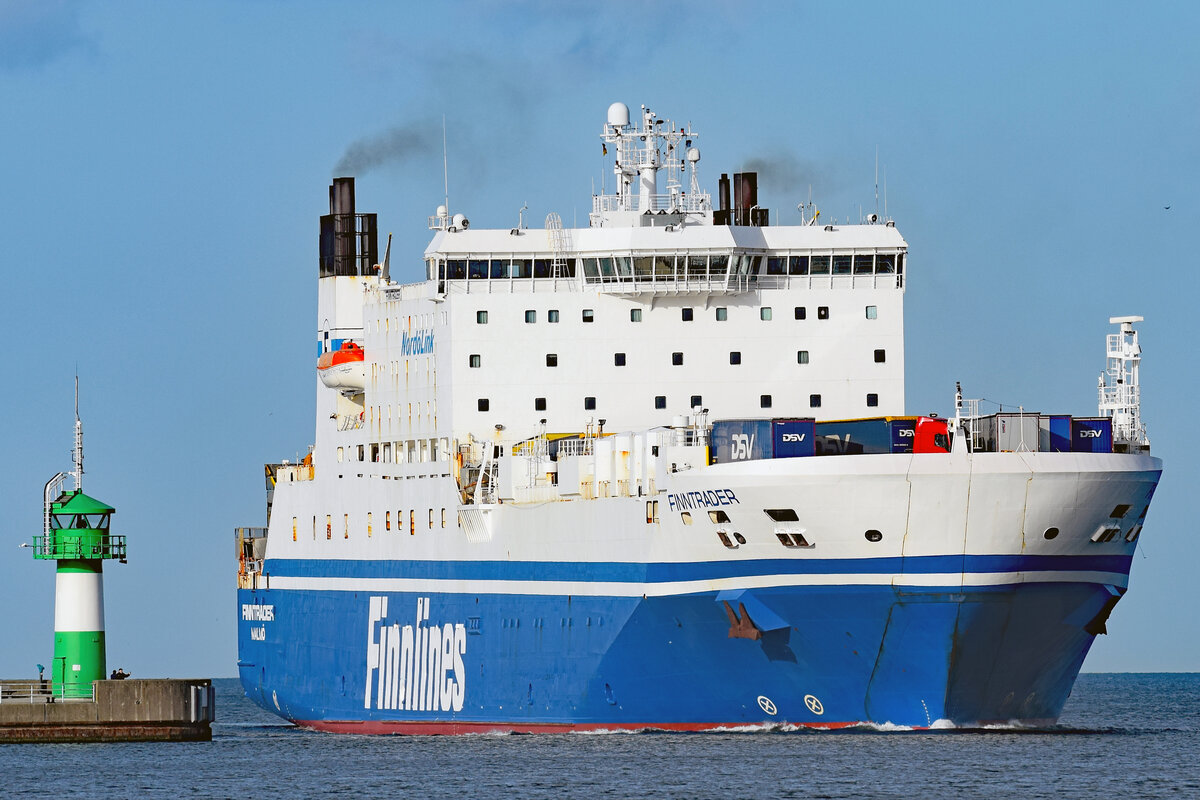 FINNTRADER (IMO 9017769, Finnlines) am 06.05.2021 in der Ostsee vor Lübeck-Travemünde