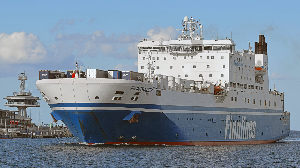 FINNTRADER (IMO 9017769, Finnlines) am 06.05.2021 in Lübeck-Travemünde einlaufend