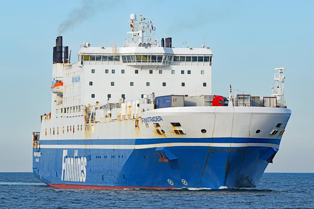 FINNTRADER (IMO 9017769, Finnlines) am  20.04.2022 in der Ostsee vor Lübeck-Travemünde