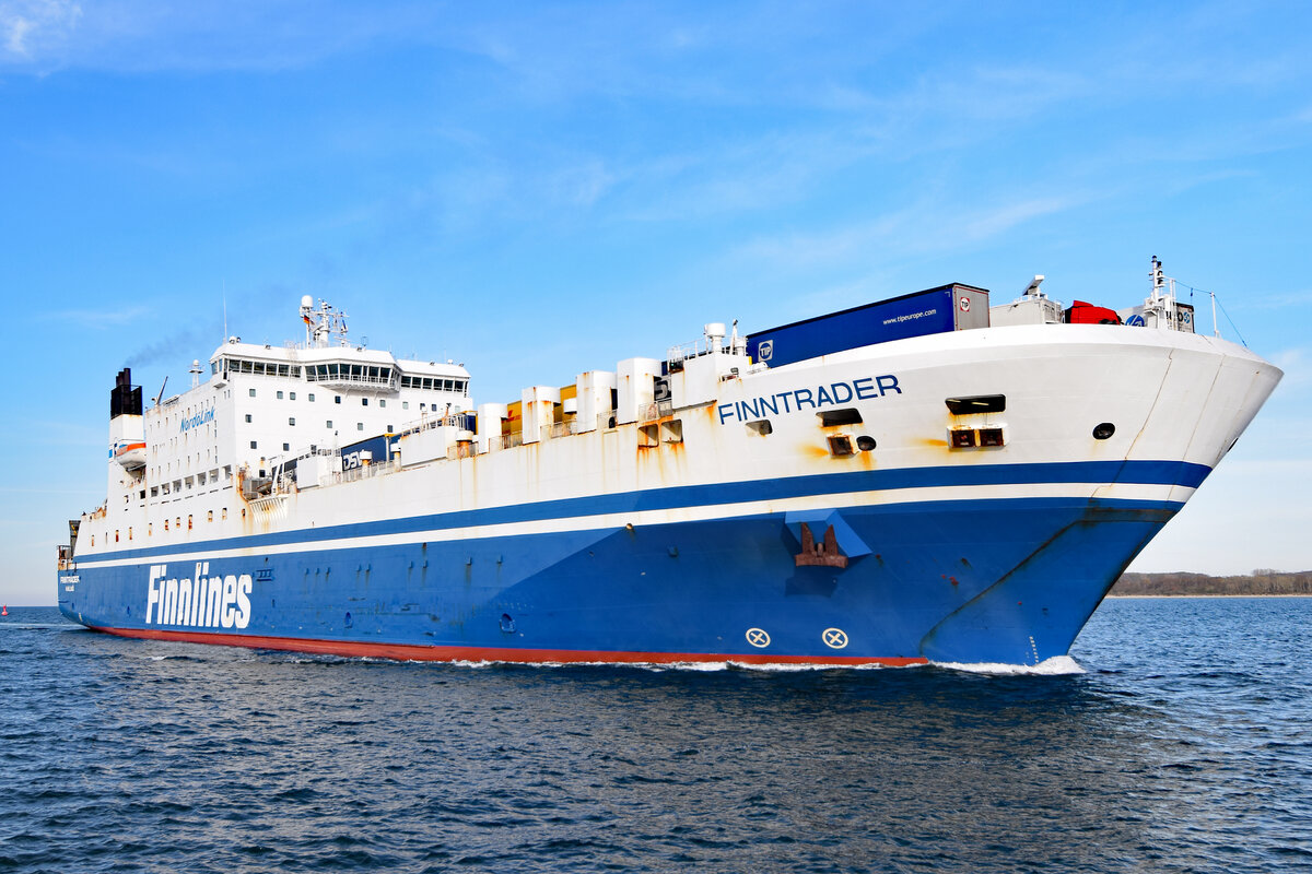 FINNTRADER (IMO 9017769, Finnlines) am  20.04.2022 in der Ostsee vor Lübeck-Travemünde