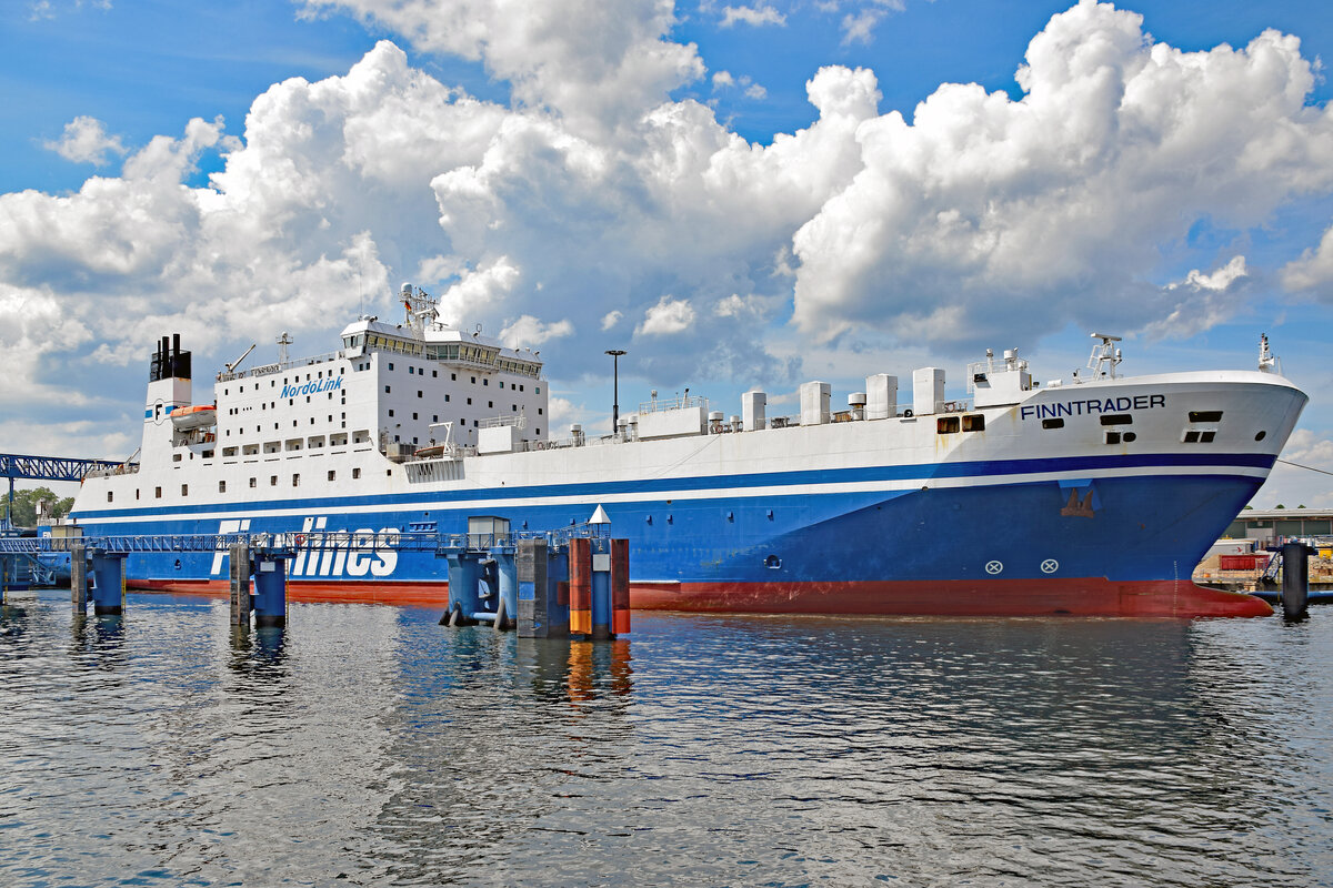 FINNTRADER (IMO 9017769, Finnlines) am 26.06.2022 beim Skandinavienkai in Lübeck-Travemünde