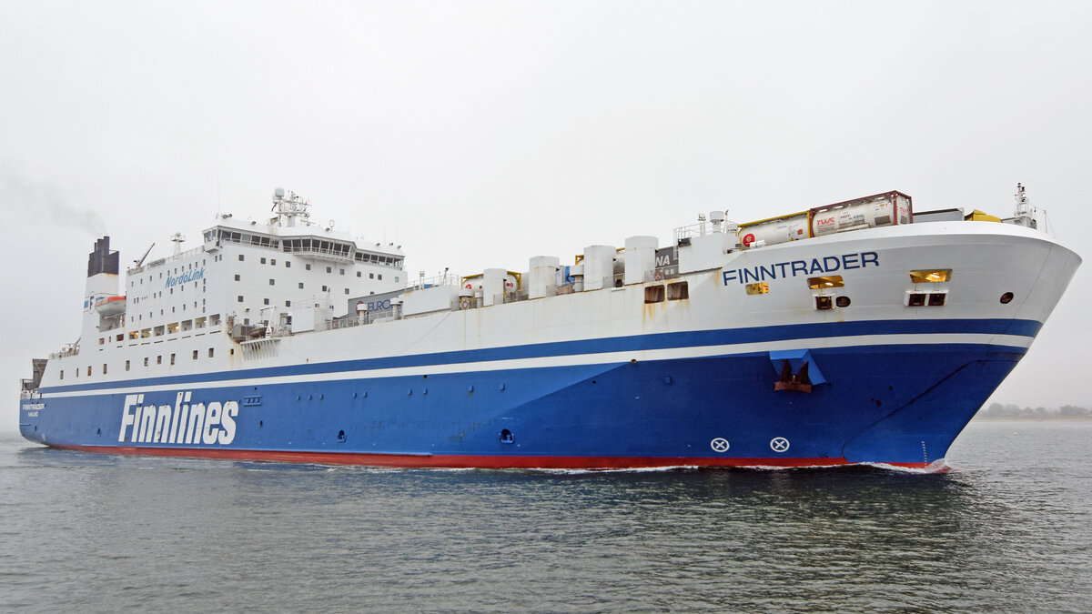 FINNTRADER (IMO 9017769, Finnlines) am frühen Morgen des 25.08.2022 in der Ostsee vor Lübeck-Travemünde