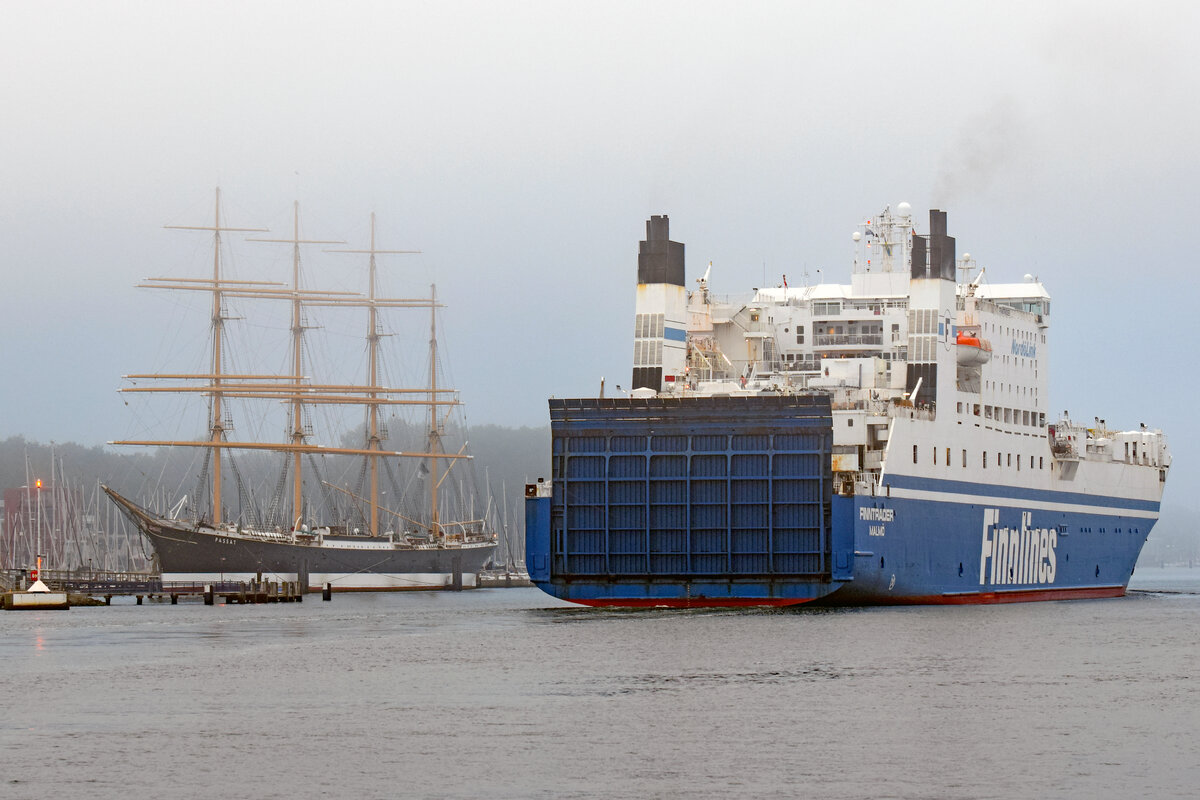 FINNTRADER (IMO 9017769, Finnlines) am frühen Morgen des 25.08.2022 in Lübeck-Travemünde