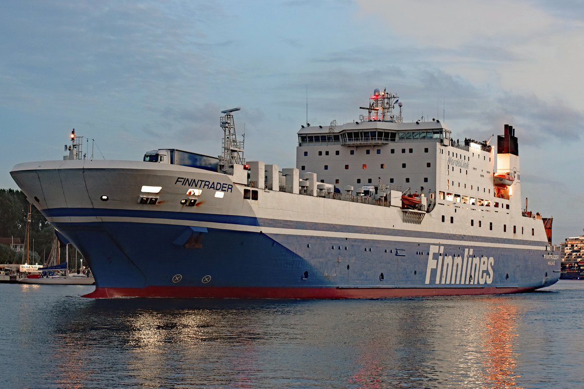 FINNTRADER verlässt am Abend des 15.07.2016 den Hafen von Lübeck-Travemünde