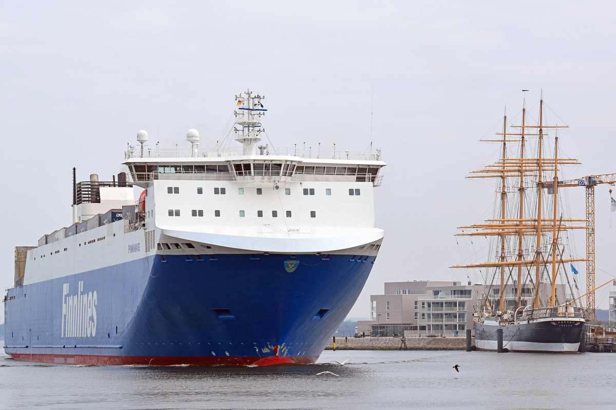 FINNWAVE (IMO 9468932) am 25.03.2018 in Lübeck-Travemünde einlaufend. Rechts im Bild die Viermastbark PASSAT.