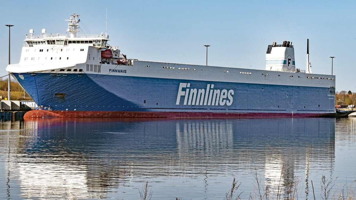 FINNWAVE (IMO 9468932, Finnlines) am 26.02.2022 beim Skandinavienkai in Lübeck-Travemünde