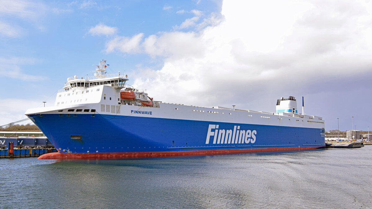 FINNWAVE (IMO 9468932, Finnlines) am 09.04.2022 beim Skandinavienkai in Lübeck-Travemünde