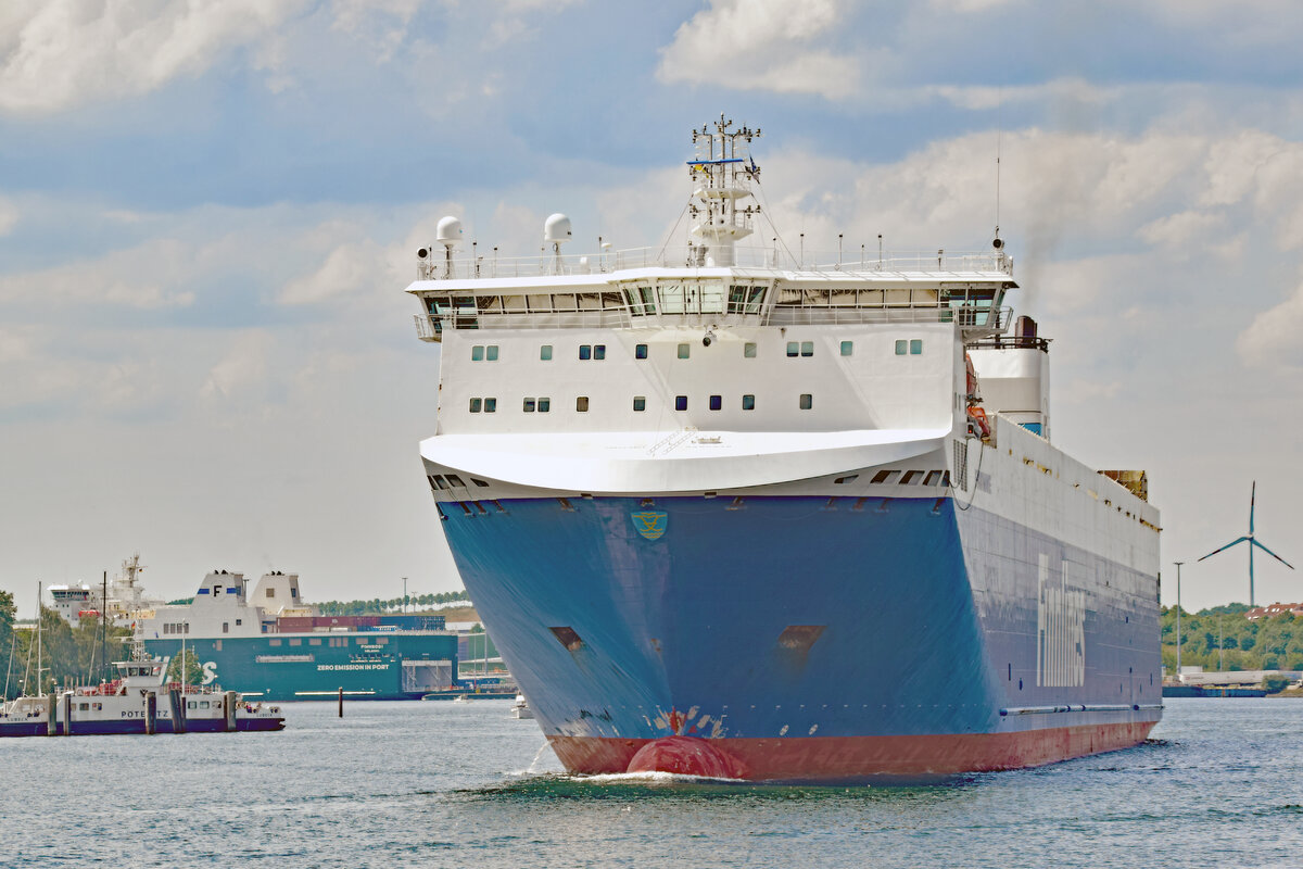 FINNWAVE (IMO 9468932, Finnlines) am  26.06.2022 auslaufend Lübeck-Travemünde