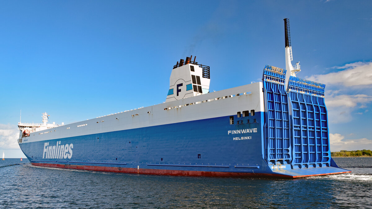 FINNWAVE (IMO 9468932, Finnlines) am 02.10.2022 in der Ostsee vor Lübeck-Travemünde