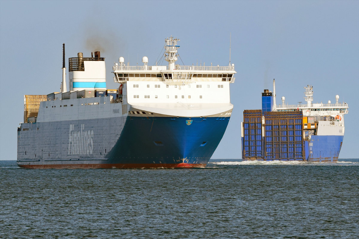 FINNWAVE (IMO 9468932) hat HAFNIA SEAWAYS (IMO 9357602) passiert und läuft am 18.02.2018 in den Hafen von Lübeck-Travemünde ein