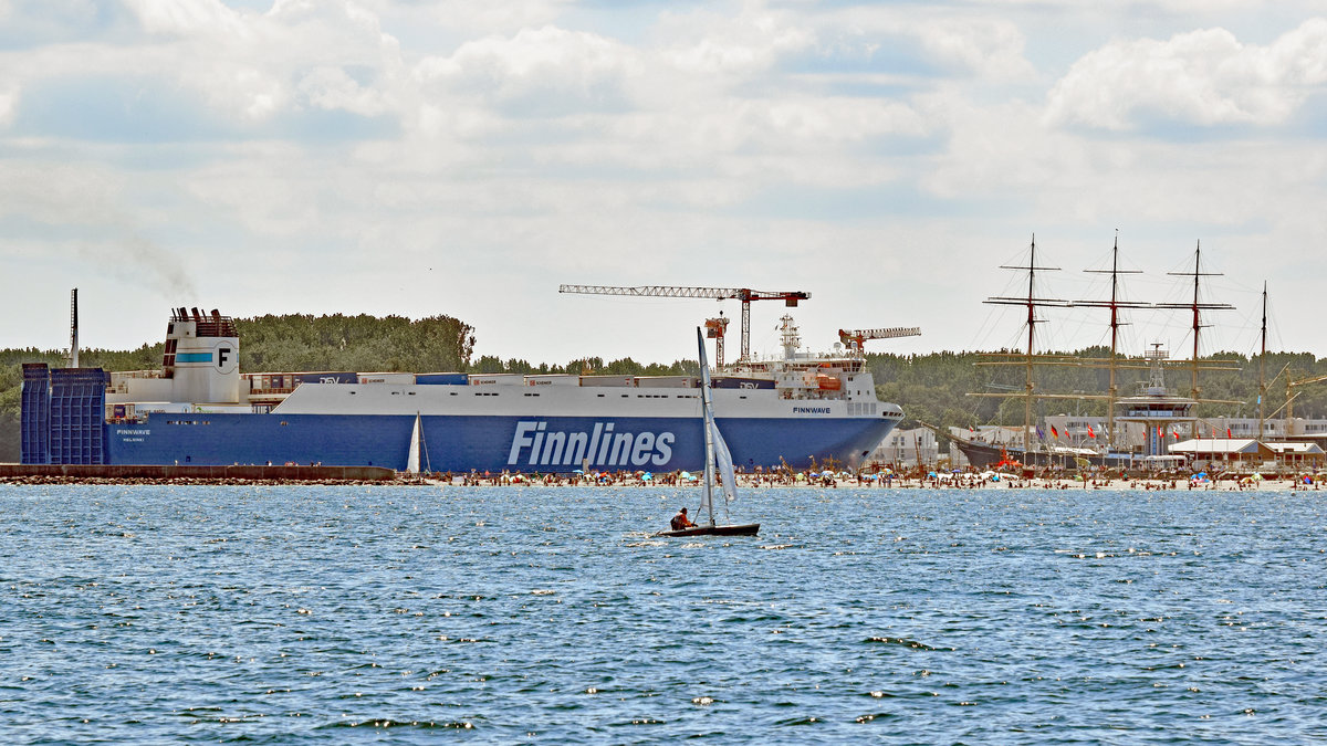 FINNWAVE (IMO 9468932) läuft am 8.7.2018 in den Hafen von Lübeck-Travemünde ein. Rechts im Bild ist die Viermastbark PASSAT zu sehen.