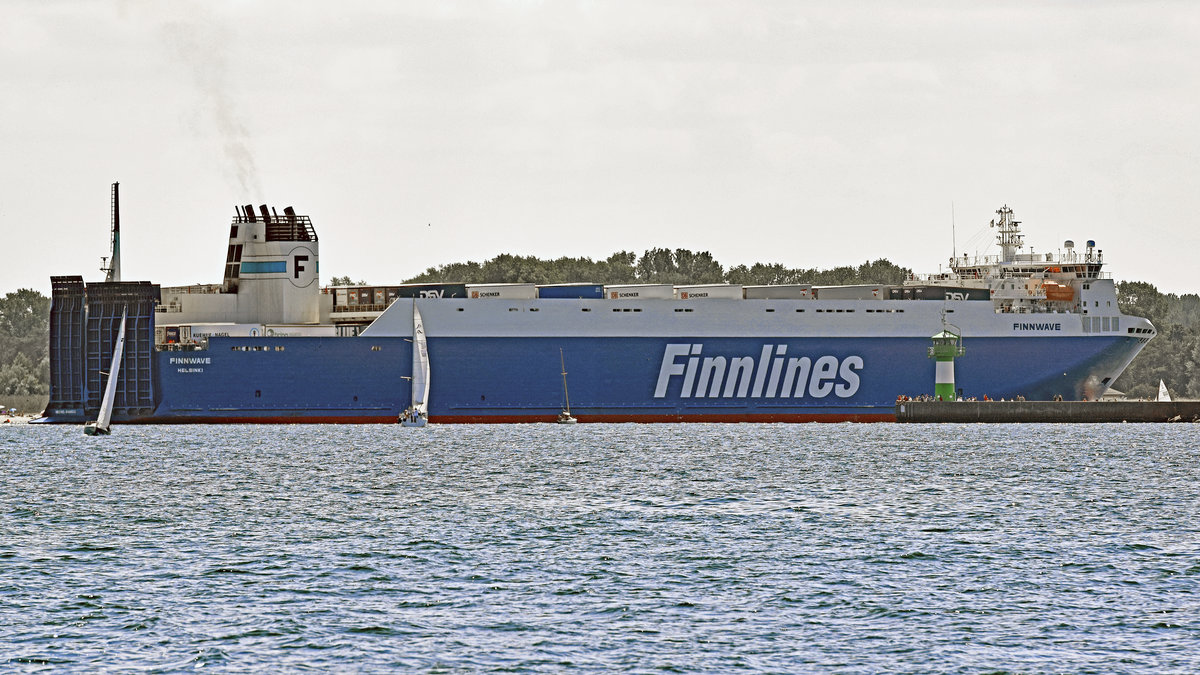 FINNWAVE (IMO 9468932) passiert die Nordermole und wird in wenigen Minuten den Skandinavienkai in Lübeck-Travemünde erreichen. Aufnahme vom 8.7.2018