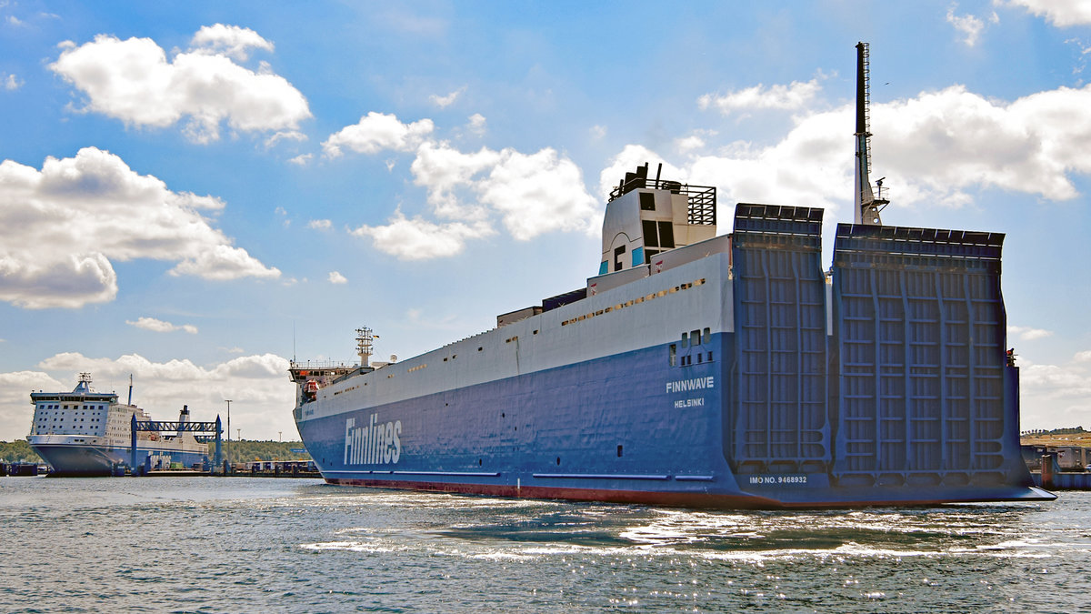 FINNWAVE (IMO 9468932) wird in Kürze an seinem Anleger am Skandinavienkai Lübeck-Travemünde festmachen. Im Hintergrund die Finnlines-Fähre EUROPALINK. Aufnahme vom 8.7.2018