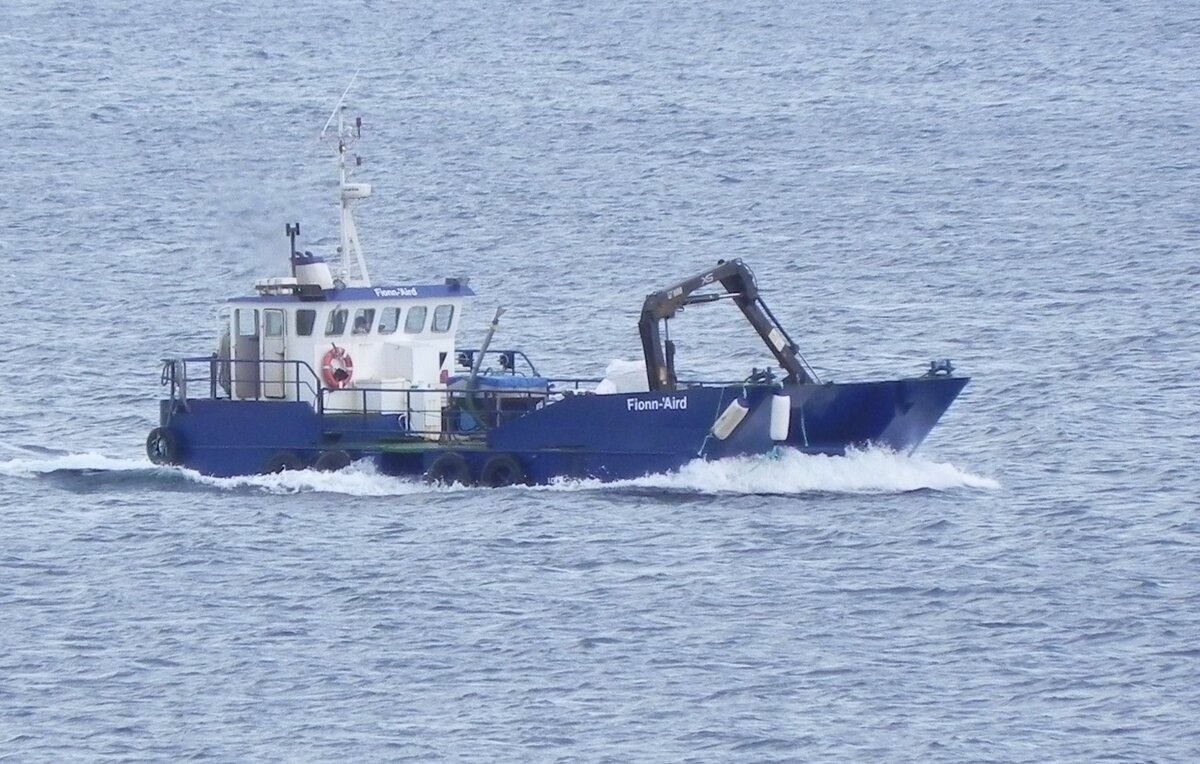  Fionn-Aird is a work boat serving the fishfarms in and around Kirkwall.  schreibt Shipspotting.com. Ich habe das Boot am 10.09.2012 vor dem Hafen von Kirkwall auf den Orkneys fotografiert. Eine international gültige Kennung habe ich für dieses Schiff nicht gefunden. Trotzdem ist es das Bild eines Schiffes und sollte den verehrten Mitgliedern nicht vorenthalten werden.