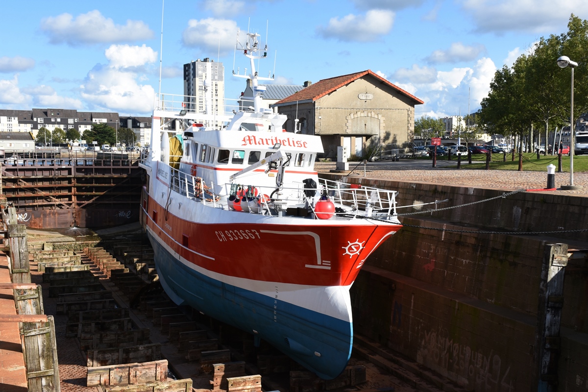 Fischerboot CH 933667 « MARIBELISE » im Trockendock in Cherbourg (2017-09-15)
