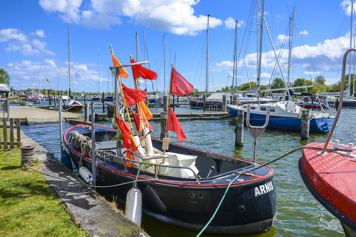 Fischerboot im Hafen von Arnis an der Schlei. Aufnahme: 11. Mai 2020.