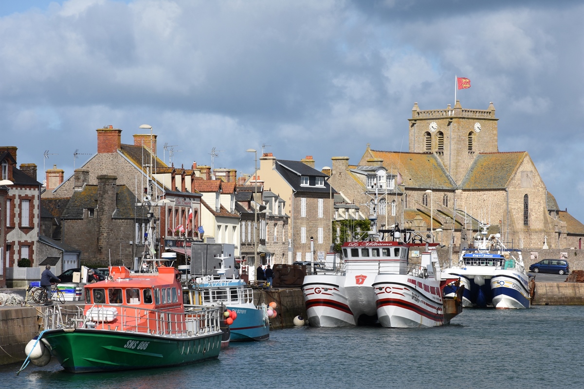 Fischerboot (Katamaran) CH 922437 « E MILLESIME », das vor kurzem den Hafen von Saint-Vaast-la-Hougue verlassen hat, liegt nun in Barfleur(Halbinsel Cotentin / Normandie); dahinter ein weiteres Fischerboot selber Bauart (Chalutier - Trawler); Im Vordergrund CH 879040 = SNS.086 « ADMIRAL DE TOURVILLE » (SNS = Société Nationale de Sauvetage (en Mer) / vedette de sauvetage - Rettungsboot); teilweise verdeckt CH 931911 « IXIA III » (caseyeur - Reusenfischer) (2017-09-14)