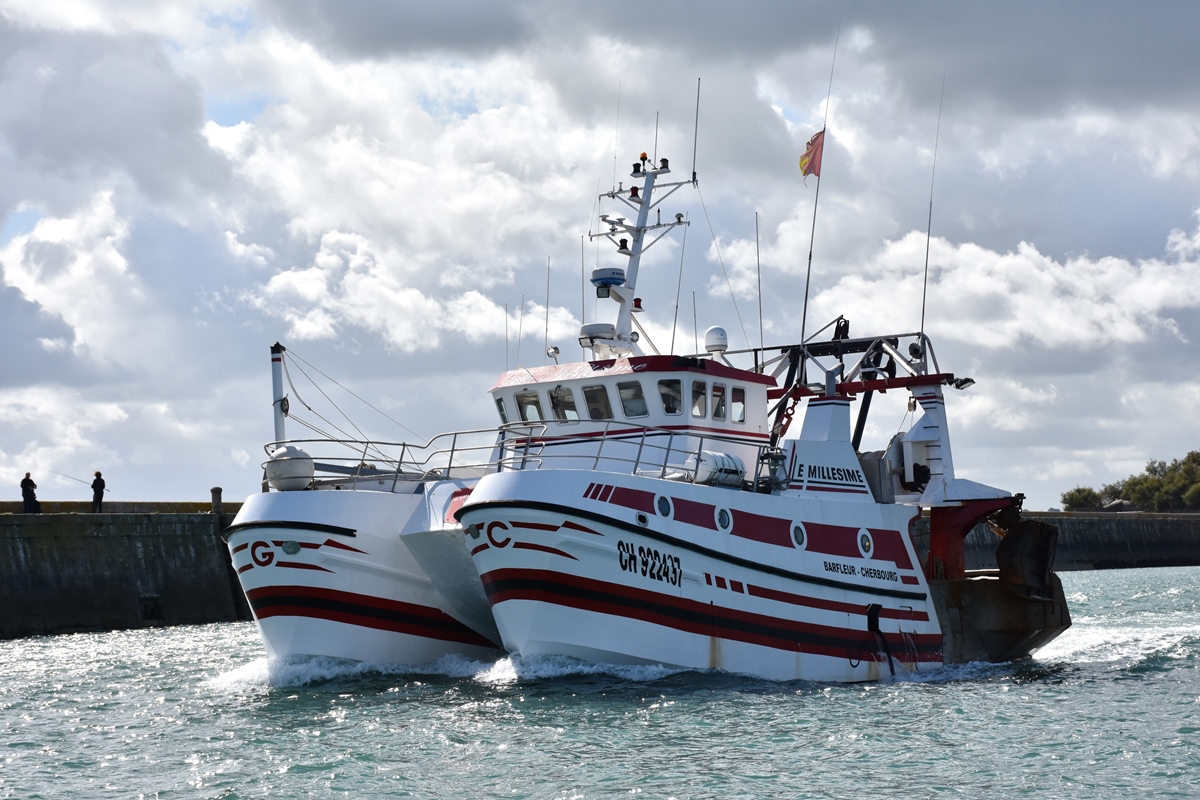 Fischerboot (Katamaran) CH 922437 « E MILLESIME » verlässt den Hafen von Saint-Vaast-la-Hougue (Halbinsel Cotentin / Normandie) (2017-09-14)
