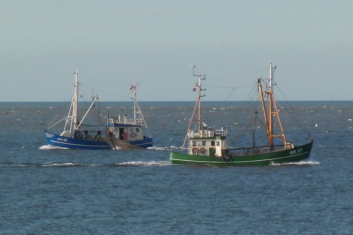 Fischerboote vor der Nordseeinsel Norderney am 29.09.2015. Beide Schiffe sind beheimatet in Norddeich.