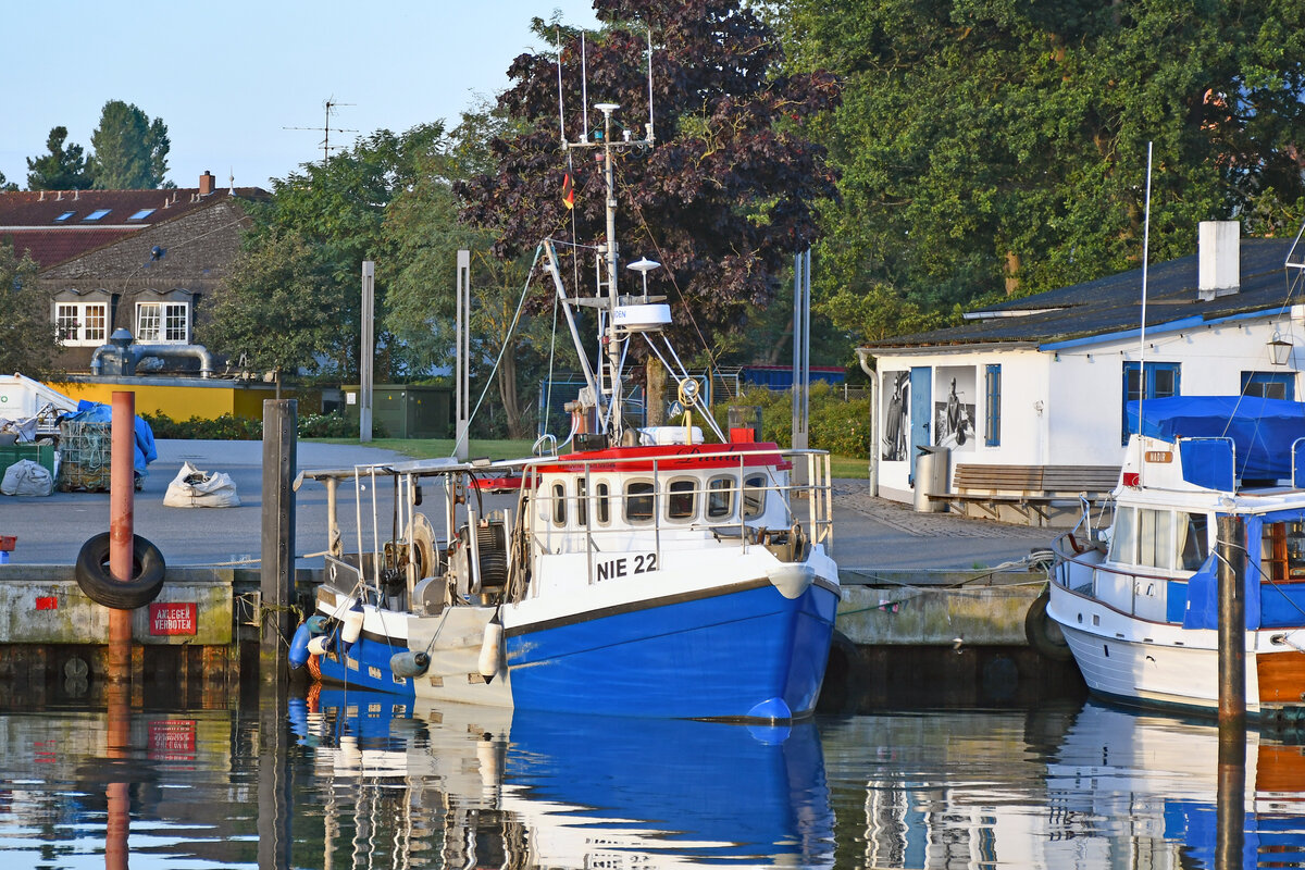 Fischereiboot NIE 22 am 21.08.2022 im Hafen von Niendorf / Ostsee