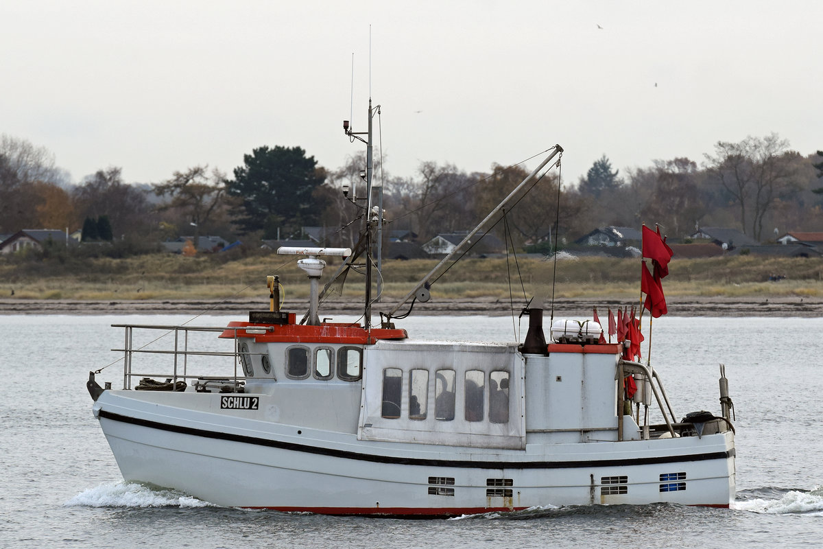 Fischereiboot SCHLU 2 am 12.11.2017 Lübeck-Travemünde auslaufend