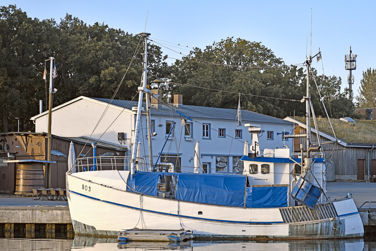 Fischereiboot SO 3 am 21.08.2022 im Hafen von Niendorf / Ostsee