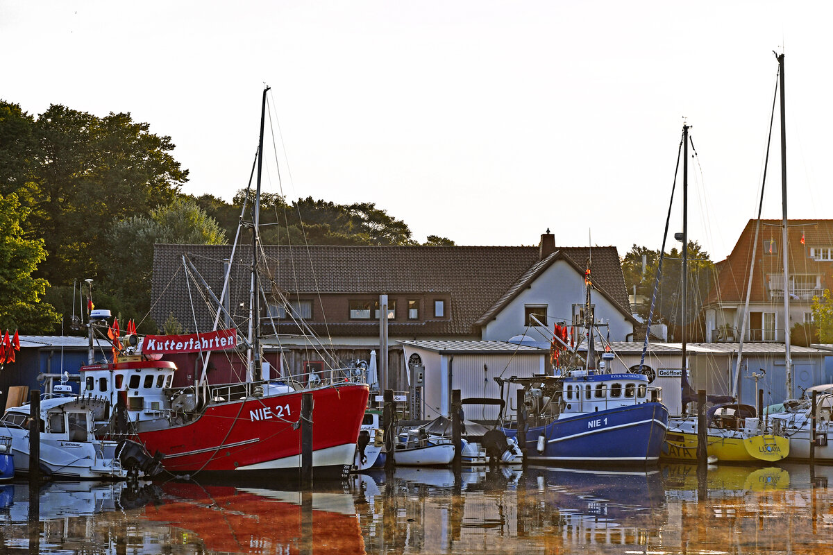 Fischereiboote NIE 21 und NIE 1 am 21.08.2022 im Hafen von Niendorf / Ostsee