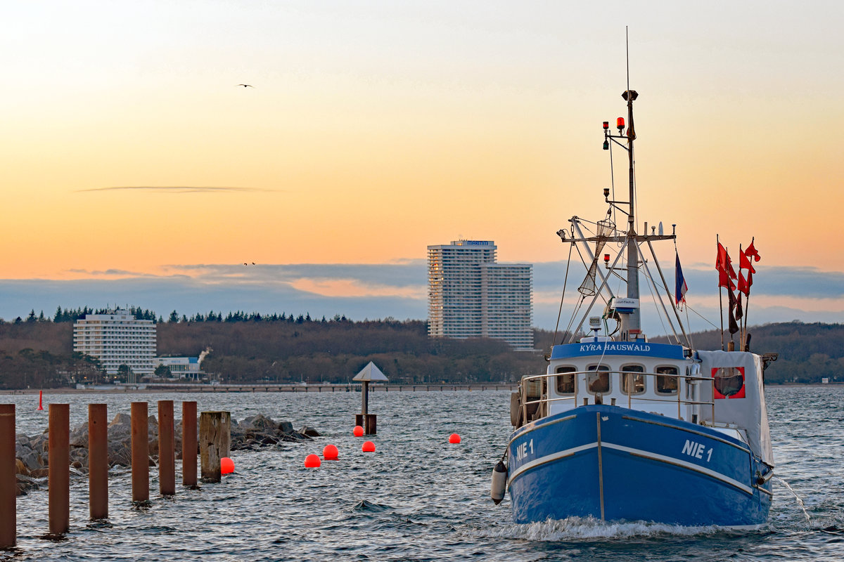 Fischereifahrzeug NIE 1 KYRA HAUSWALD im Licht der untergehenden Sonne am 26.01.2021 in Niendorf/Ostsee einlaufend