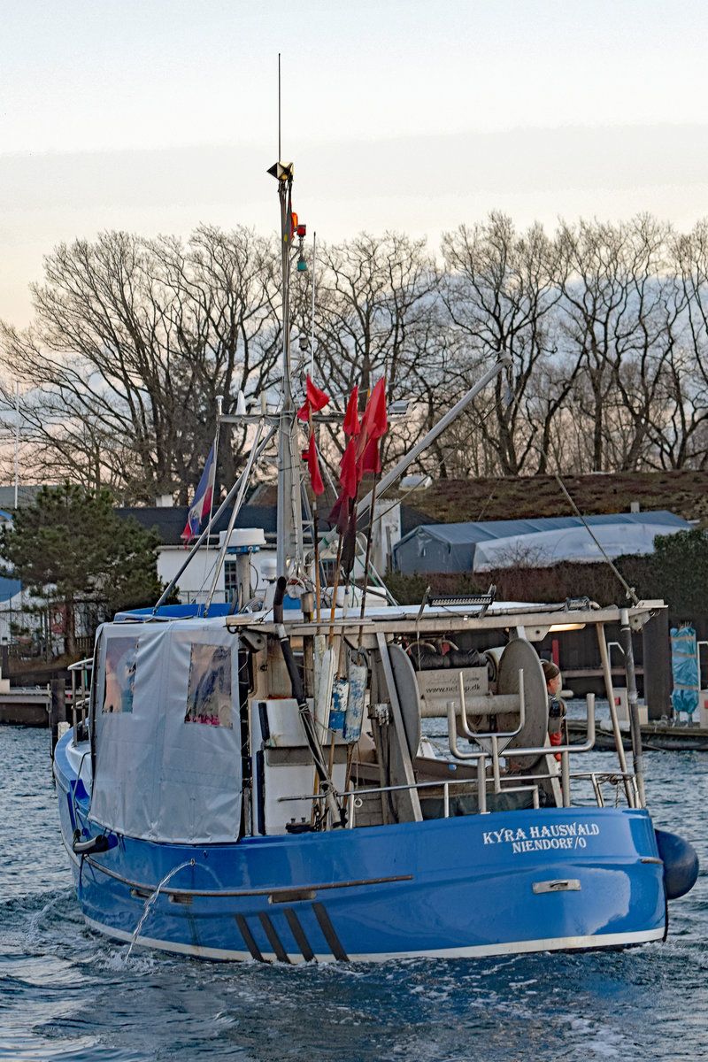 Fischereifahrzeug NIE 1 KYRA HAUSWALD am 26.01.2021 in Niendorf/Ostsee einlaufend