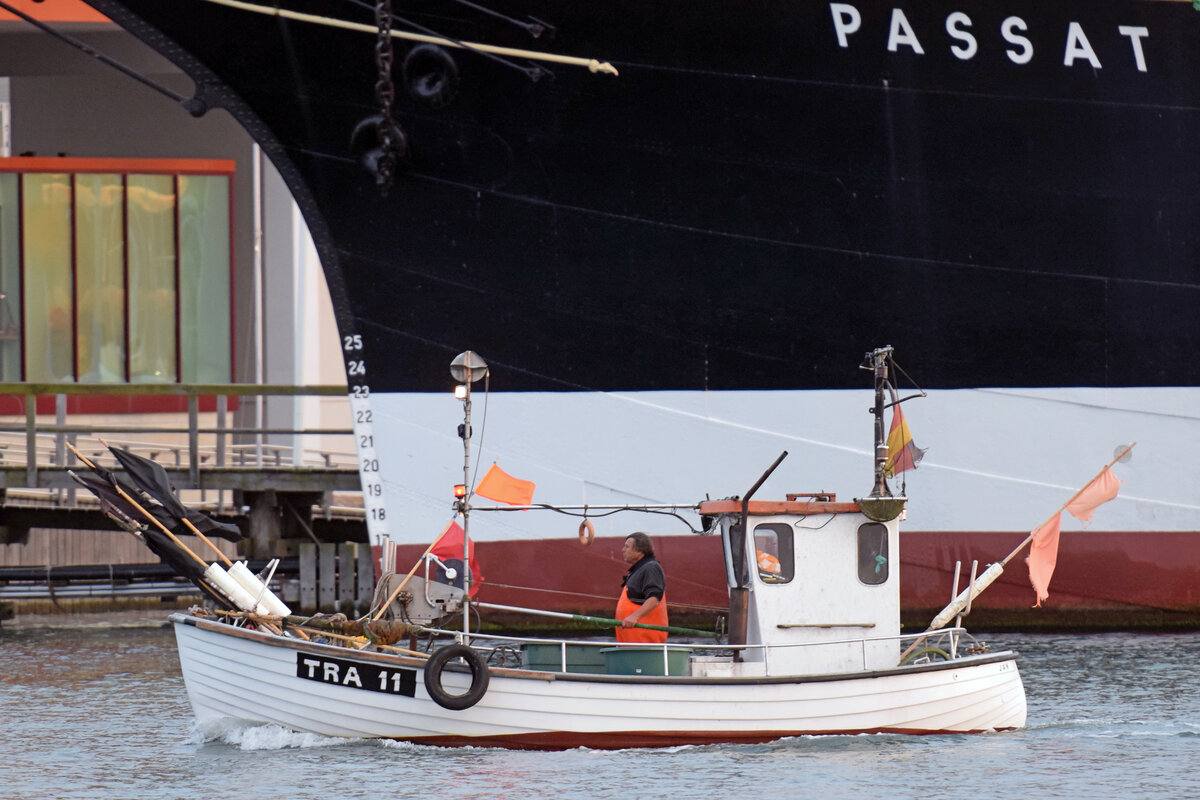 Fischereifahrzeug TRA 11 am 27.08.2021 im Hafen von Lübeck-Travemünde in Höhe der Viermastbark PASSAT