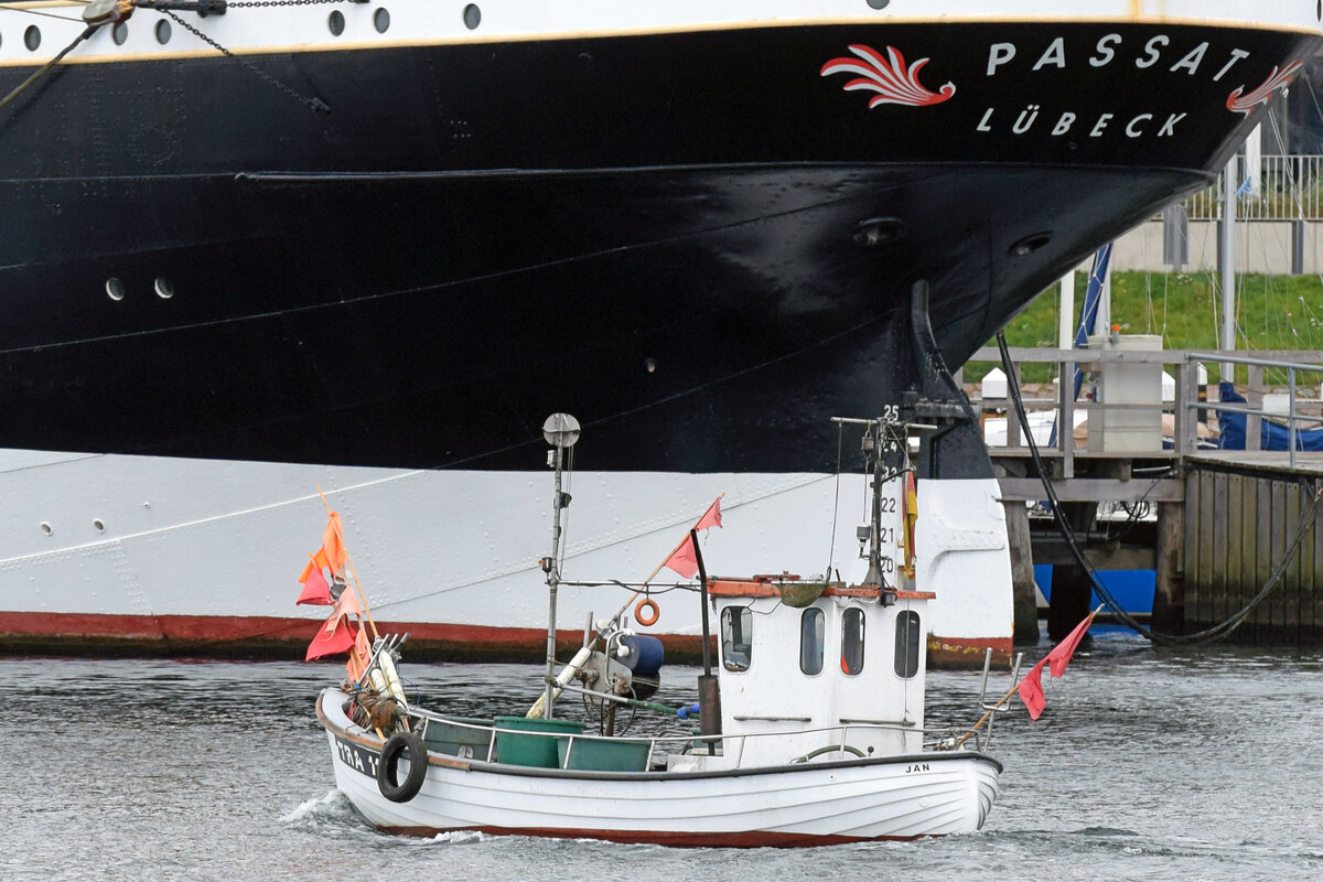 Fischereifahrzeug TRA 11 JAN am 02.10.2021 im Hafen von Lübeck-Travemünde