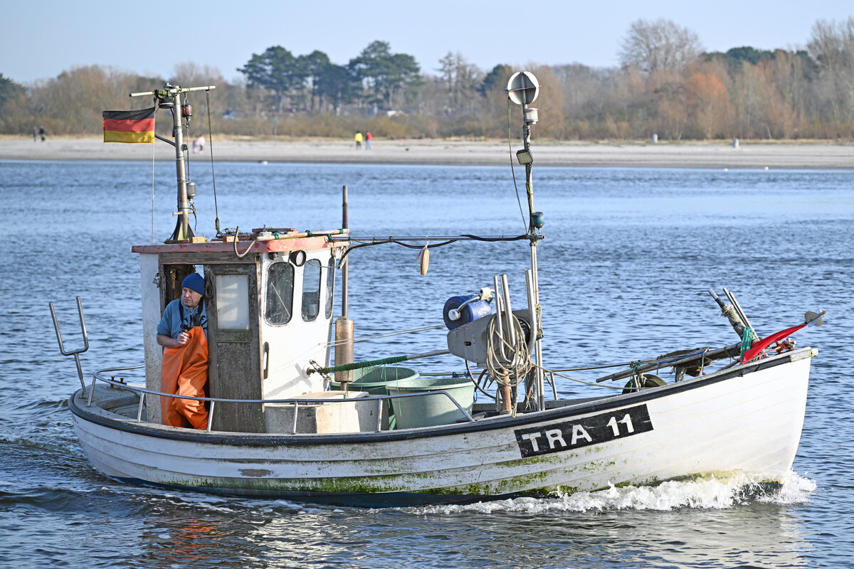 Fischereifahrzeug TRA 11 JAN am 29.02.2024 einlaufend Lübeck-Travemünde