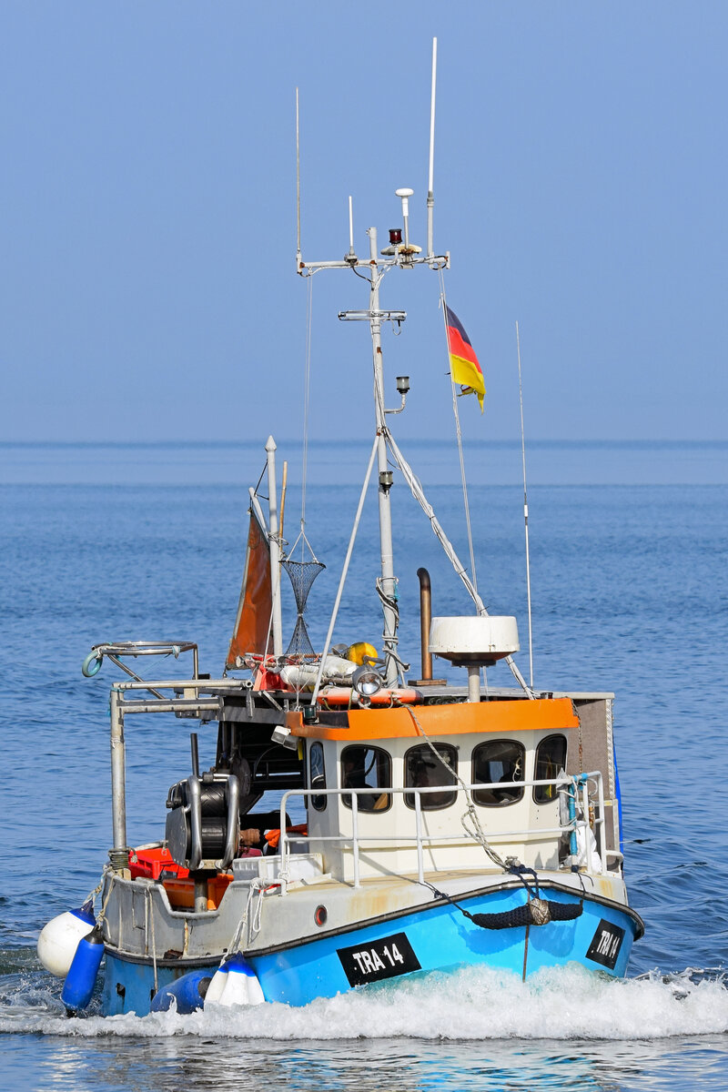 Fischereifahrzeug TRA 14 CONSTANTIA II am 25.03.2022 in der Ostsee vor Lübeck-Travemünde