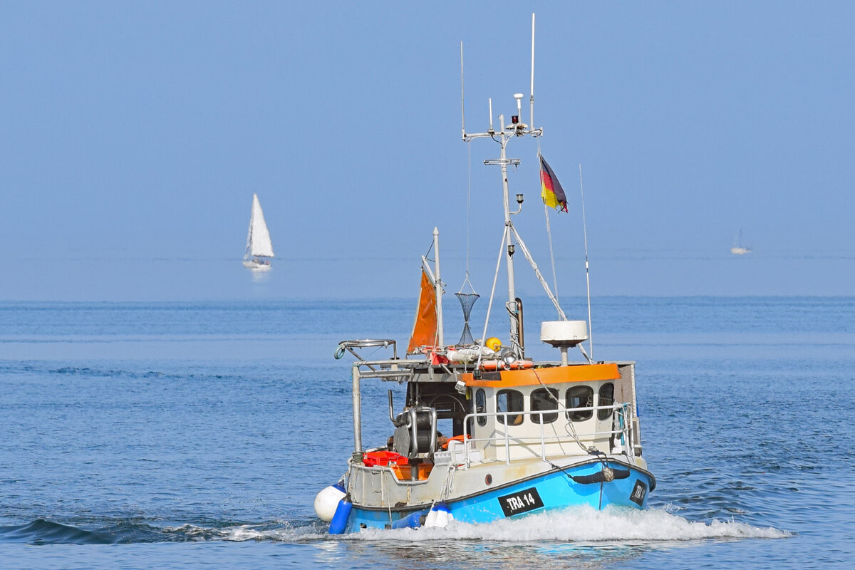 Fischereifahrzeug TRA 14 CONSTANTIA II am 25.03.2022 in der Ostsee vor Lübeck-Travemünde