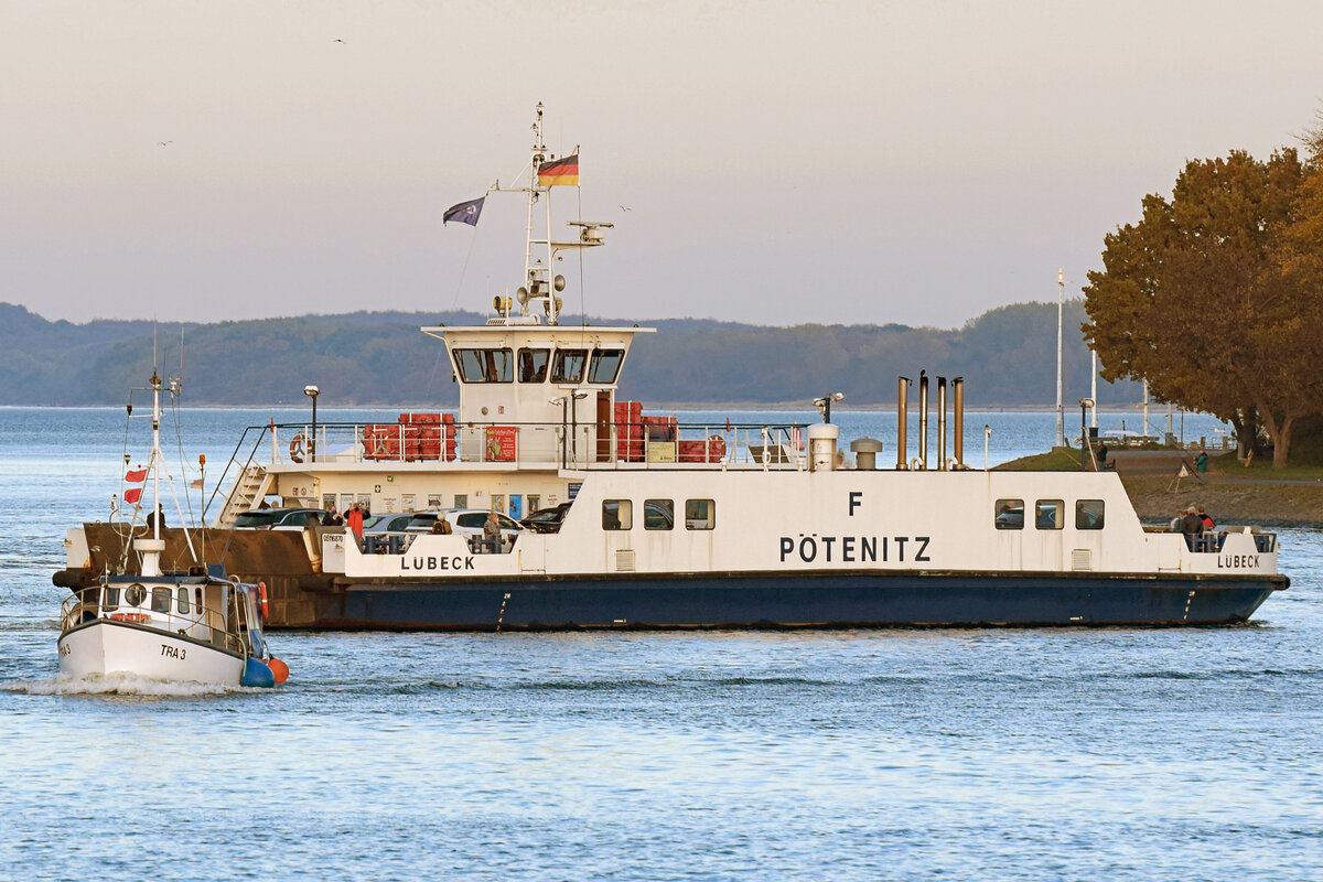 Fischereifahrzeug TRA 3 und Priwall-Fähre PÖTENITZ am 29.10.2021 in Lübeck-Travemünde