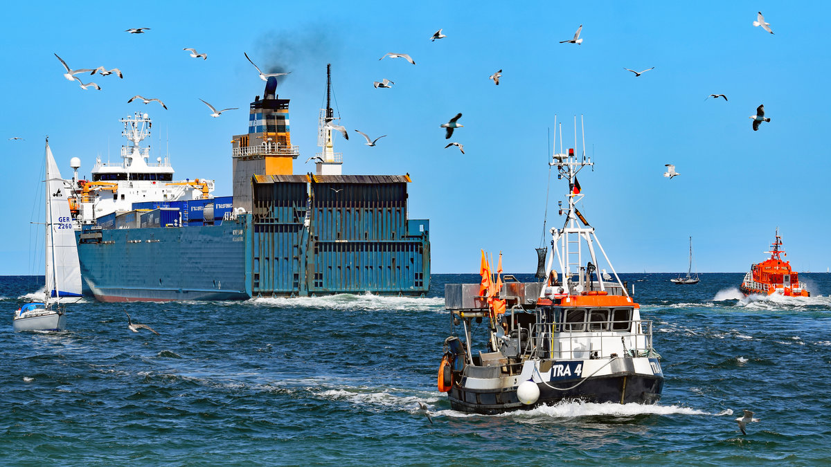 Fischereifahrzeug TRA 4 läuft ein in Lübeck-Travemünde. Im Hintergrund die BORE BANK