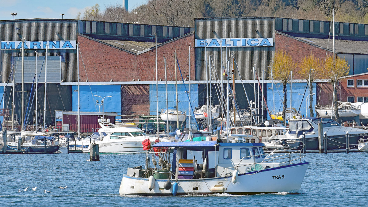 Fischereifahrzeug TRA 5 STEPENITZ im Hafen von Travemünde. Aufnahme vom 27.4.2021