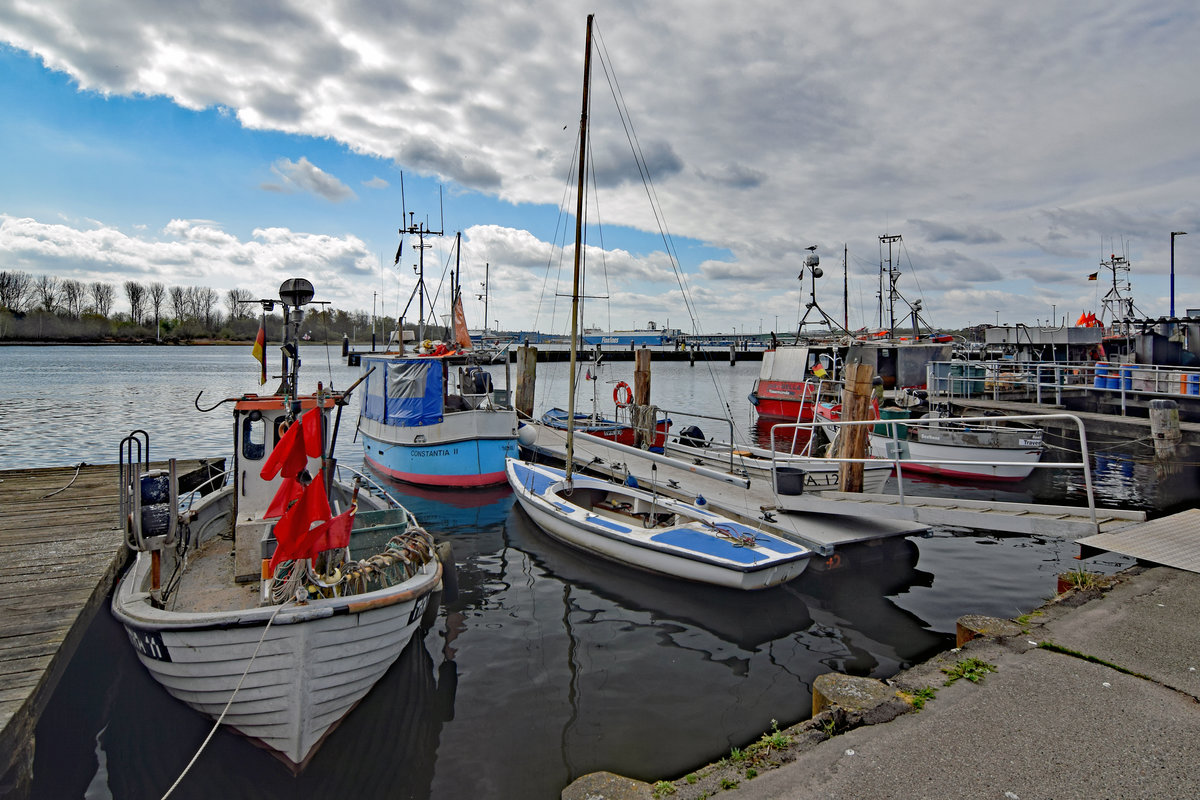 Fischereifahrzeuge am 09.04.2020 im Fischereihafen von Lübeck-Travemünde