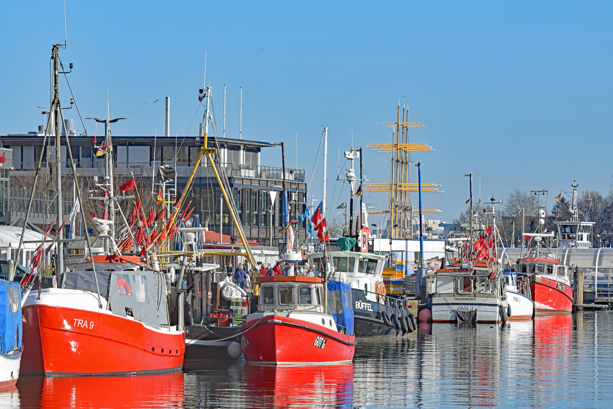 Fischereifahrzeuge, darunter GOT 1a, am 22.02.2021 im Hafen von Lübeck-Travemünde