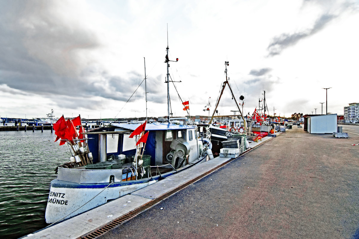 Fischereifahrzeuge, darunter TRA 5 STEPENITZ, am 14.03.2021 im Fischereihafen von Lübeck-Travemünde