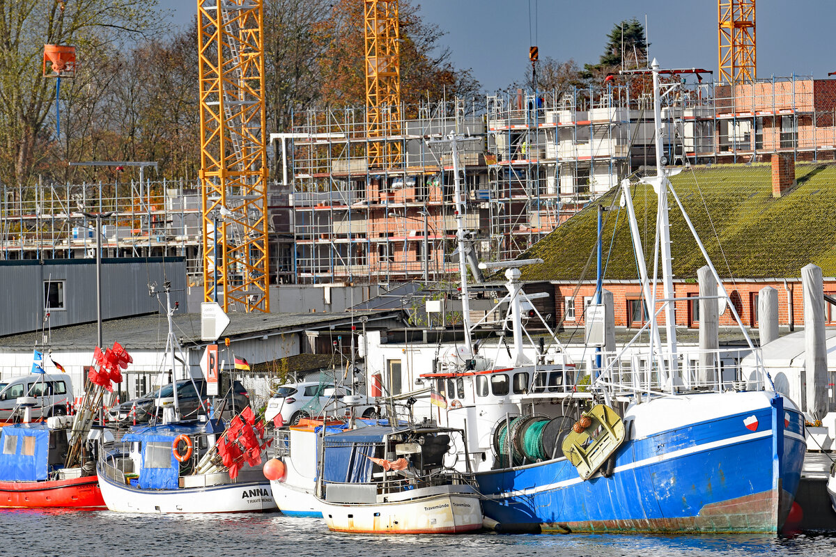 Fischereifahrzeuge (darunter TRA 64, rechts im Bild) am 02.11.2022 im Hafen von Lübeck-Travemünde