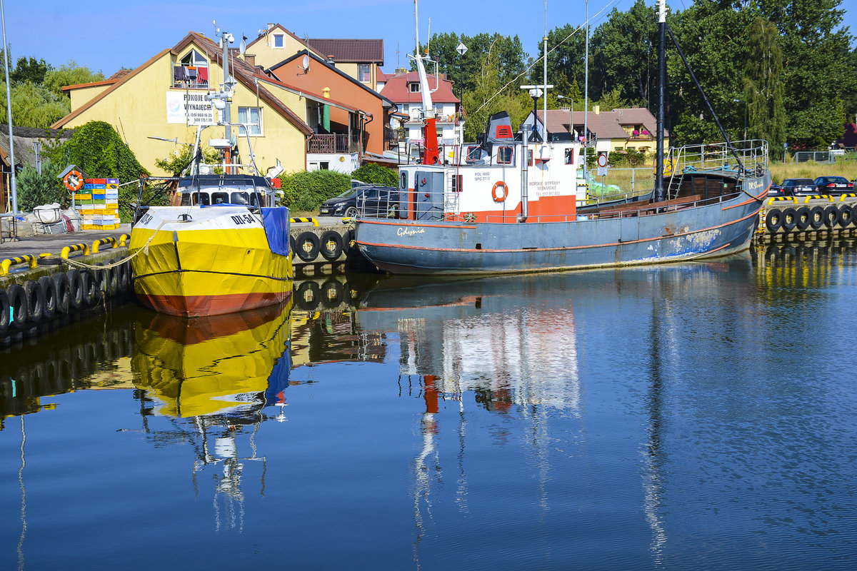 Fischereifahrzeuge DZI-54 und »Gdynia« im Hafen von Łeba an der polnischen Ostseeküste. Aufnahme: 18. August 2020.