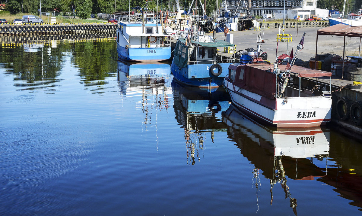 Fischereifahrzeuge im Hafen von Łeba an der polnischen Ostseeküste. Aufnahme: 18. August 2020.