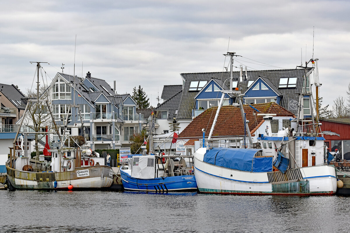 Fischereifahrzeuge (von rechts nach links: SO 3, NIE 1 und SO 7) am 05.03.2022 im Hafen von Niendorf / Ostsee